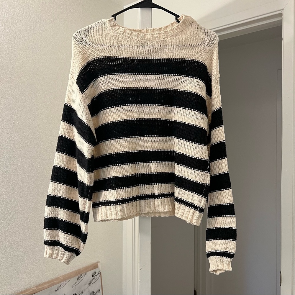 Billabong sweater size small.